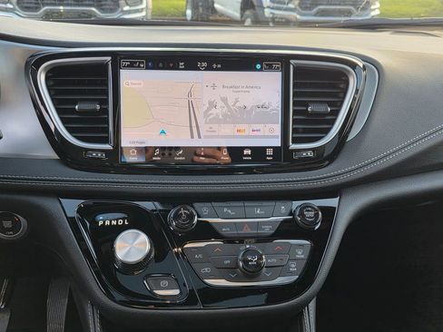 New 2026 Chrysler Pacifica Limited image 20