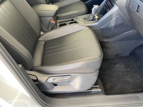 Used 2023 Volkswagen Tiguan SE w/ Panoramic Sunroof Package FWD image 34