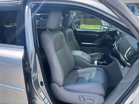 Used 2018 Toyota Highlander Limited AWD/4WD image 9