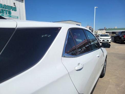 Used 2020 Chevrolet Equinox LT FWD image 16