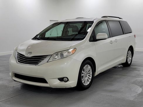 Used 2015 Toyota Sienna XLE Premium image 4