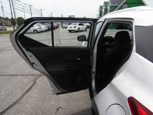 Used 2020 Nissan Kicks SV FWD image 18