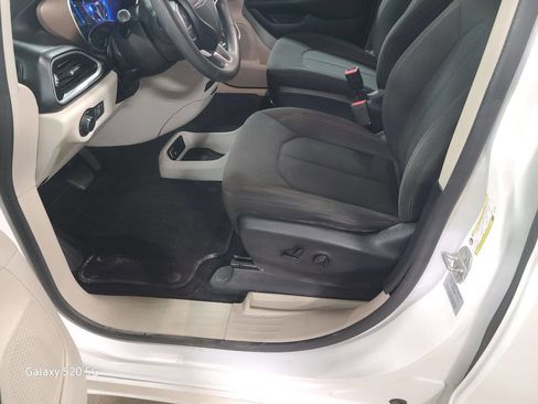 Used 2017 Chrysler Pacifica LX image 23