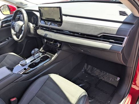 Used 2025 Mitsubishi Outlander SE FWD image 32
