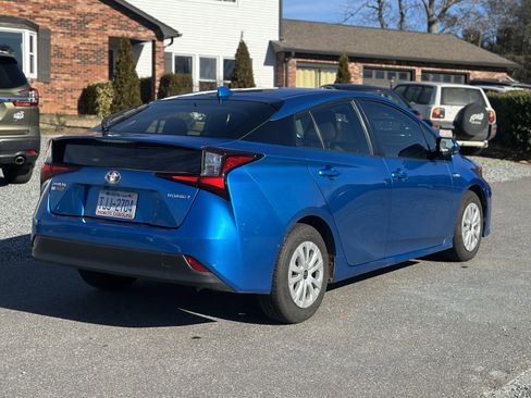 Used 2019 Toyota Prius LE image 3