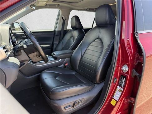 Used 2022 Toyota Highlander XLE FWD image 11