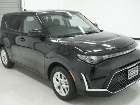 Used 2025 Kia Soul S FWD image 3