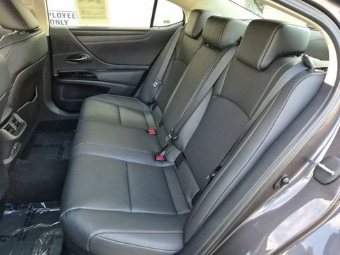 Used 2025 Lexus ES 300h w/ Premium Package FWD image 31
