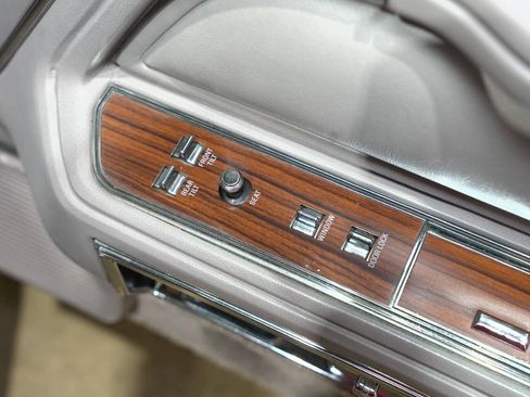 Used 1988 Lincoln Town Car Signature RWD image 36