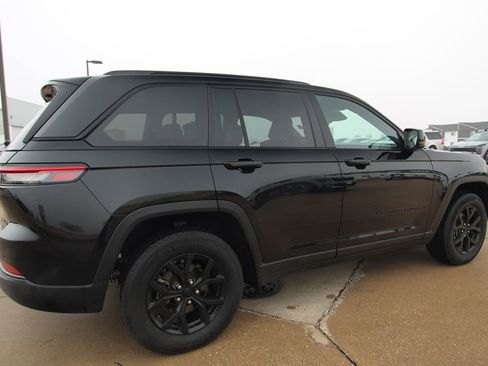 Used 2024 Jeep Grand Cherokee Altitude image 5