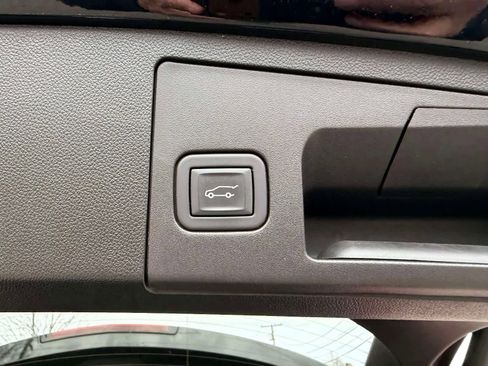 Used 2023 Cadillac XT4 Premium Luxury image 10