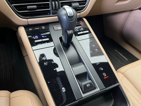 Certified 2023 Porsche Macan AWD/4WD image 11
