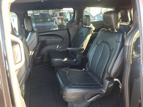 Used 2025 Chrysler Pacifica Select FWD image 10