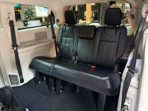 Used 2014 Chrysler Town & Country Touring FWD image 28