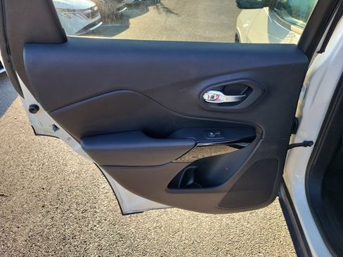 Used 2019 Jeep Cherokee Latitude Plus AWD/4WD image 15