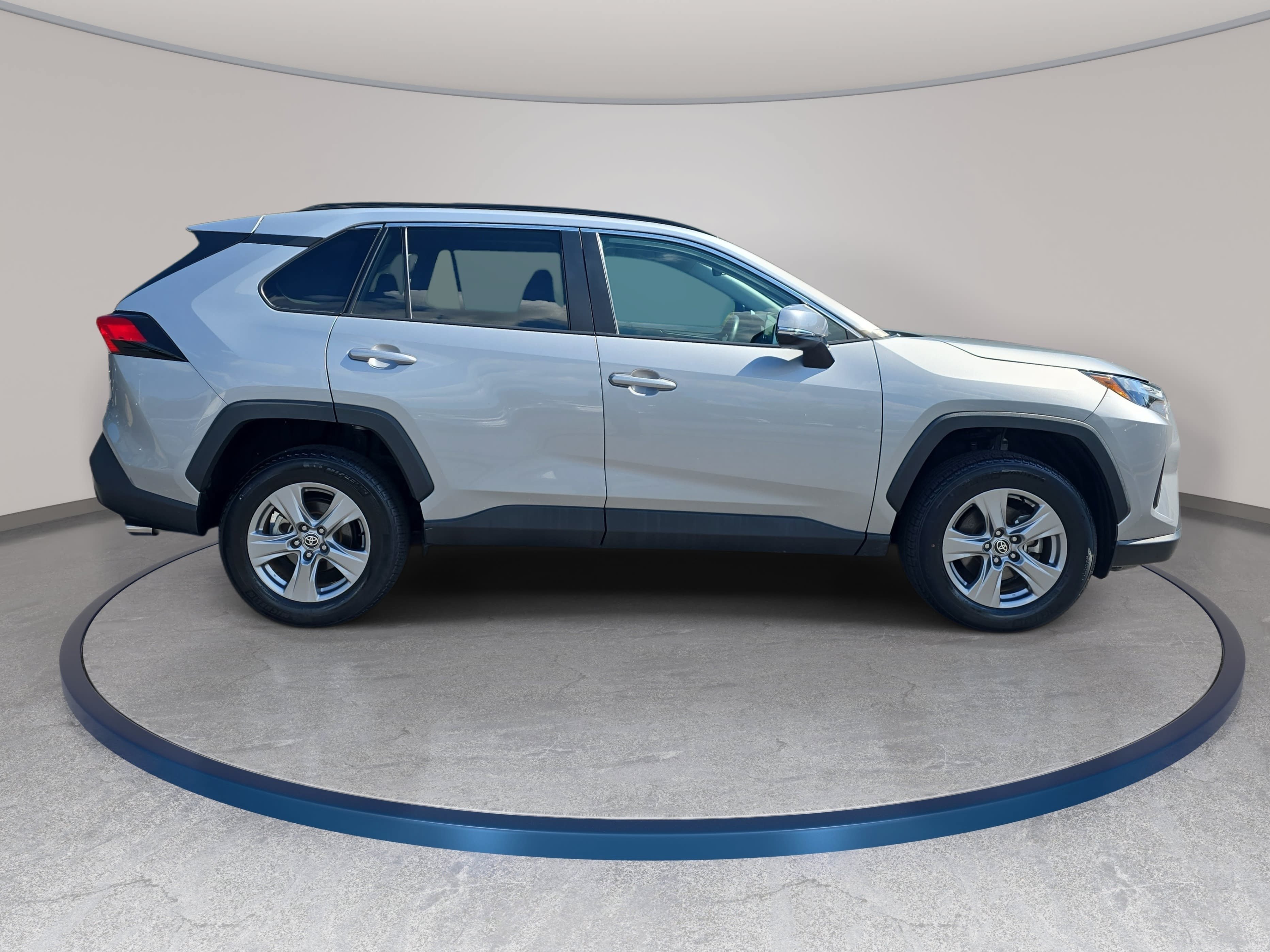 Used 2024 Toyota RAV4 XLE FWD image 4