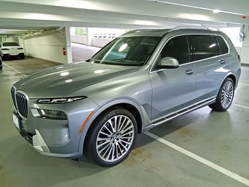 Used 2024 BMW X7 xDrive40i w/ Premium Package image 2
