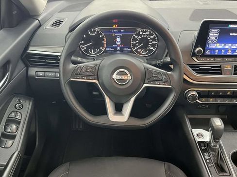 Used 2025 Nissan Altima 2.5 SV FWD image 19