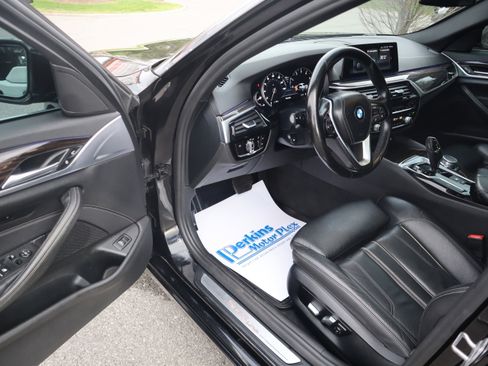 Used 2018 BMW 530i w/ Premium Package image 3