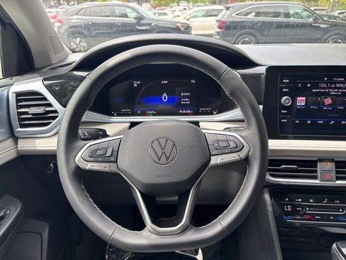 Used 2025 Volkswagen Taos SE FWD image 35