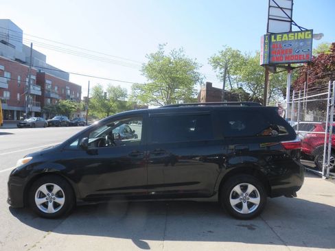 Used 2018 Toyota Sienna LE FWD image 6