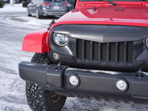 Used 2016 Jeep Wrangler Unlimited Sahara w/ Connectivity Group image 9