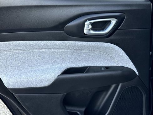 Used 2023 Jeep Compass Latitude image 12