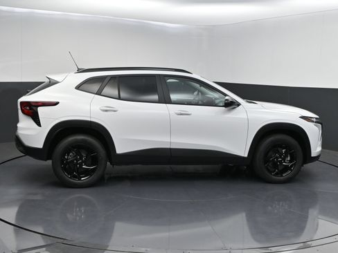 New 2026 Chevrolet Trax LT w/ Driver Confidence Package FWD image 8