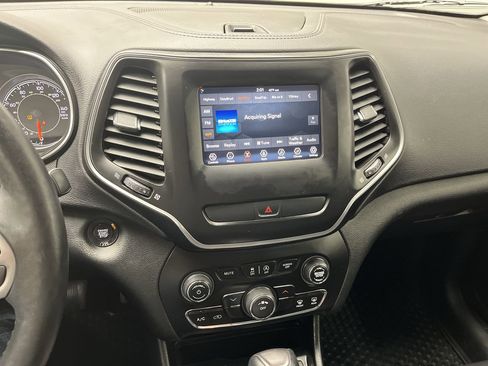 Used 2019 Jeep Cherokee Latitude Plus w/ Cold Weather Group image 17