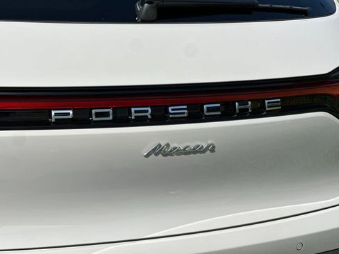 Certified 2025 Porsche Macan AWD/4WD image 31