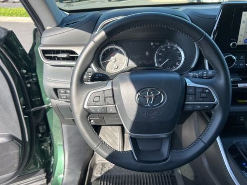 Used 2025 Toyota Highlander XLE image 22