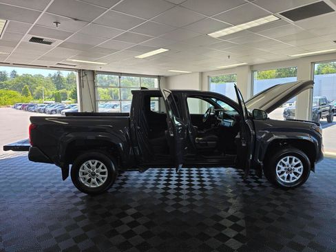 Certified 2025 Toyota Tacoma SR5 w/ SR5 Upgrade Package AWD/4WD image 16