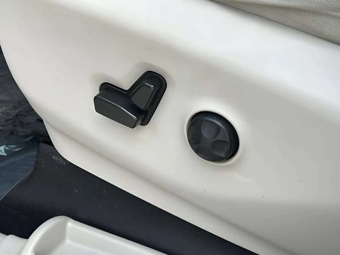 Used 2021 Chrysler Pacifica Touring-L FWD image 24