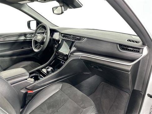 Used 2023 Jeep Grand Cherokee Altitude image 30