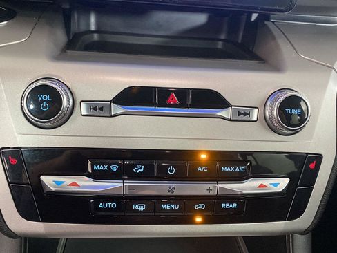Used 2022 Ford Explorer XLT AWD/4WD image 6