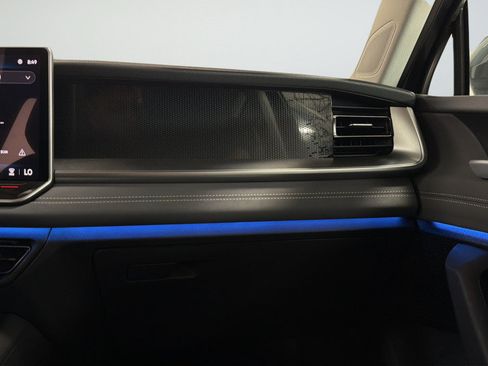 Certified 2025 Volkswagen Tiguan SE FWD image 39