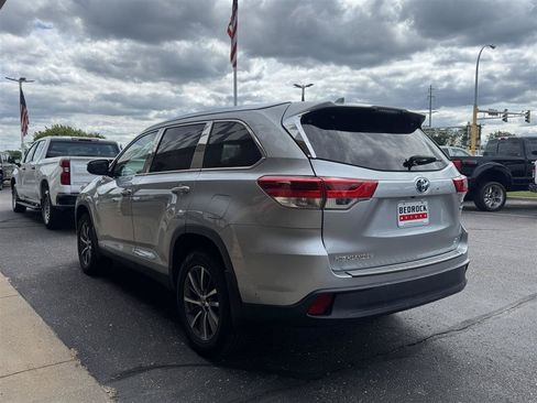 Used 2019 Toyota Highlander XLE AWD/4WD image 2