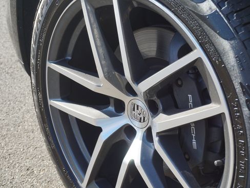 Certified 2024 Porsche Macan AWD/4WD image 12