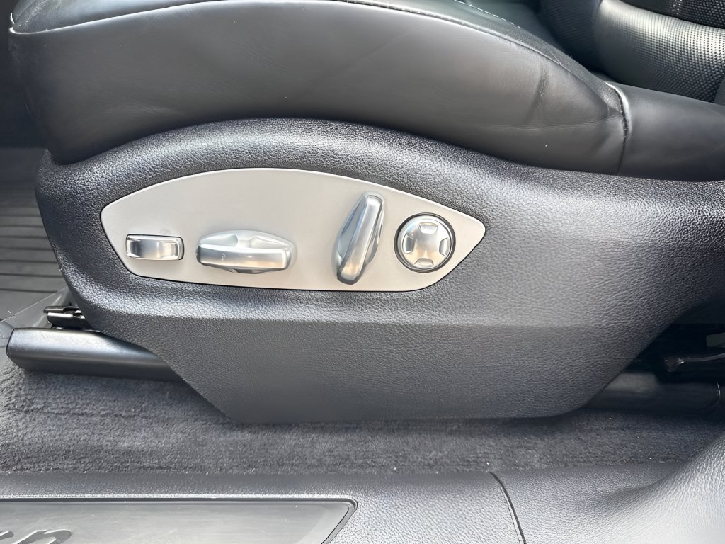 Used 2023 Porsche Macan Turbo AWD/4WD image 42