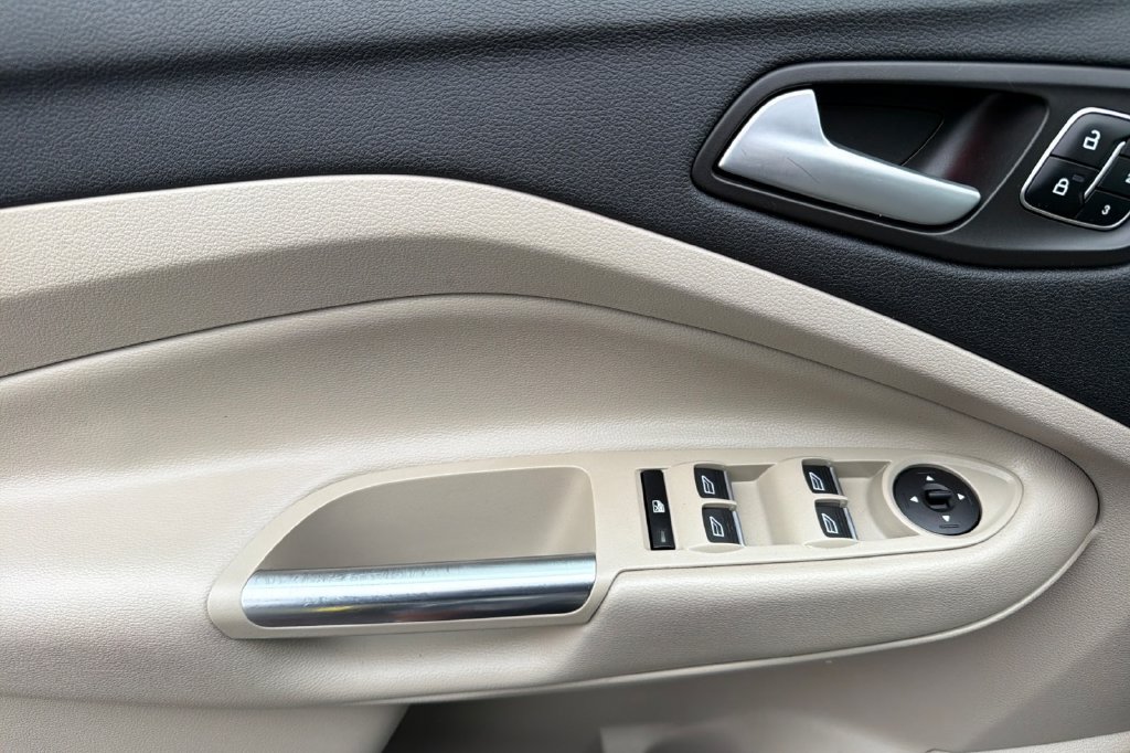 Used 2017 Ford Escape Titanium FWD image 9