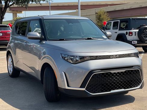 Used 2025 Kia Soul LX w/ LX Technology Package FWD image 3