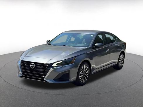Used 2025 Nissan Altima 2.5 SV FWD image 7