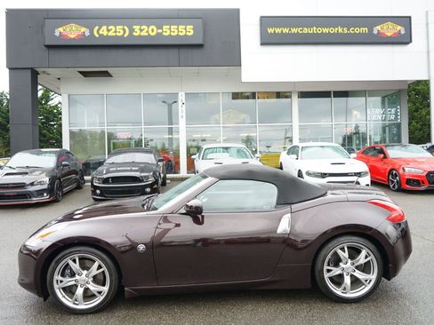 Used 2010 Nissan 370Z Touring w/ Sport Pkg RWD image 2