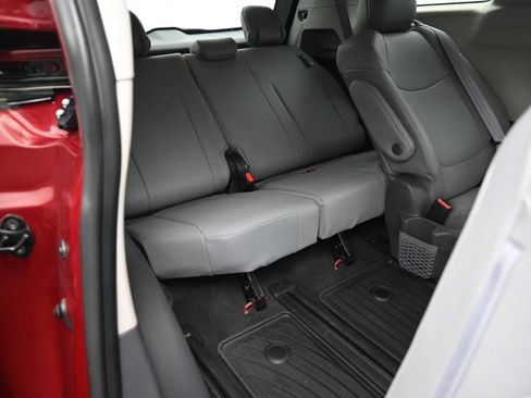 Used 2021 Toyota Sienna XLE image 27