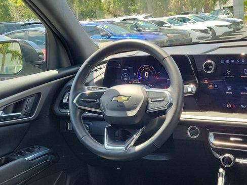 Used 2025 Chevrolet Traverse LT FWD image 2