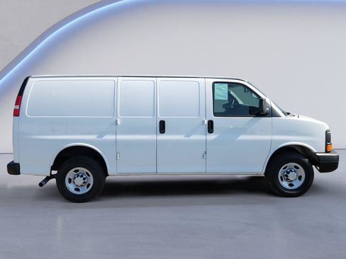 Used 2015 Chevrolet Express 2500 RWD image 2