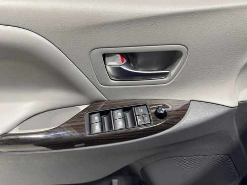 Used 2020 Toyota Sienna XLE image 19