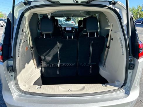 Used 2024 Chrysler Pacifica Limited FWD image 25