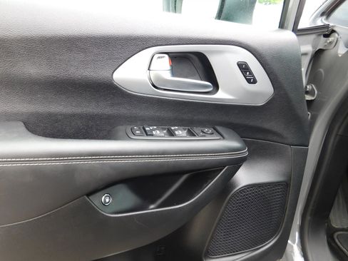 Used 2023 Chrysler Pacifica Touring-L w/ Uconnect Theater Family Group FWD image 18
