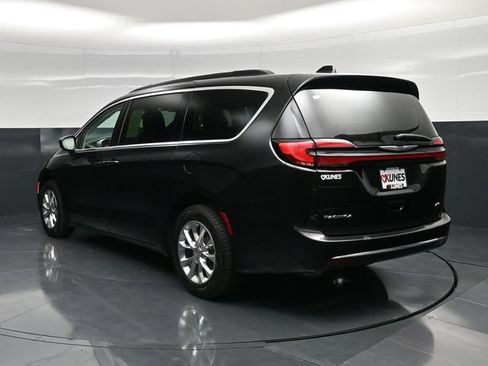 Certified 2022 Chrysler Pacifica Touring-L AWD/4WD image 12